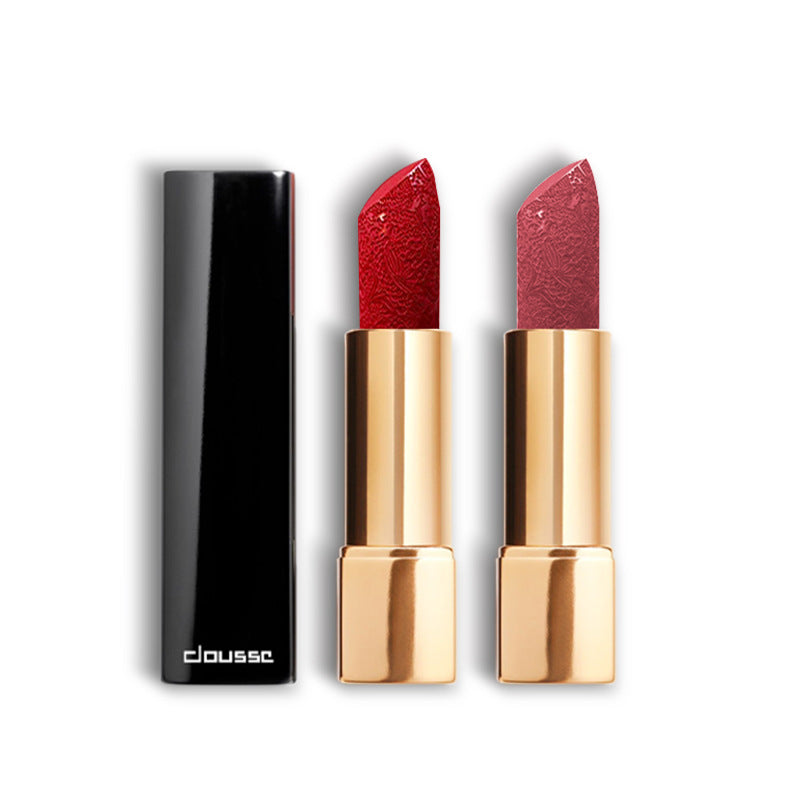 Labial mate con efecto terciopelo, disponible en varios tonos, presentación en barra.